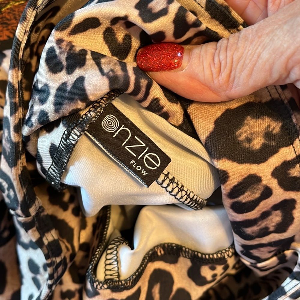 Onzie Flow Leggings Size XS Gently used Leopard Print - Picture 3 of 5